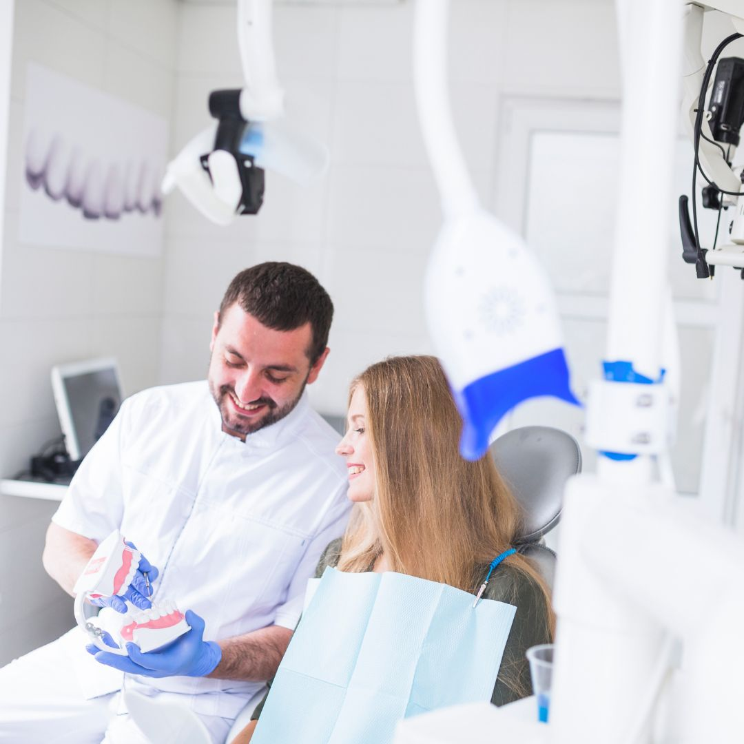 Dentista explicando plano de tratamento para paciente na clínica